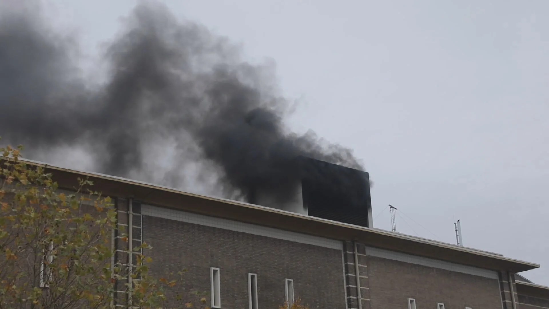 Explosie en brand in verdeelstation Leiden, flat ontruimd