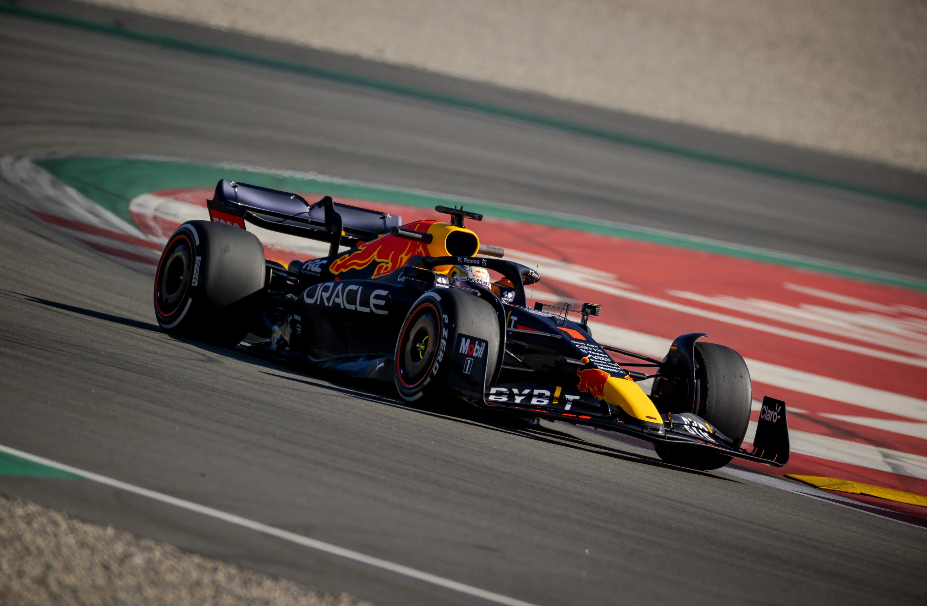 Max Verstappen steelt de show met 'agressieve auto' tijdens testdag