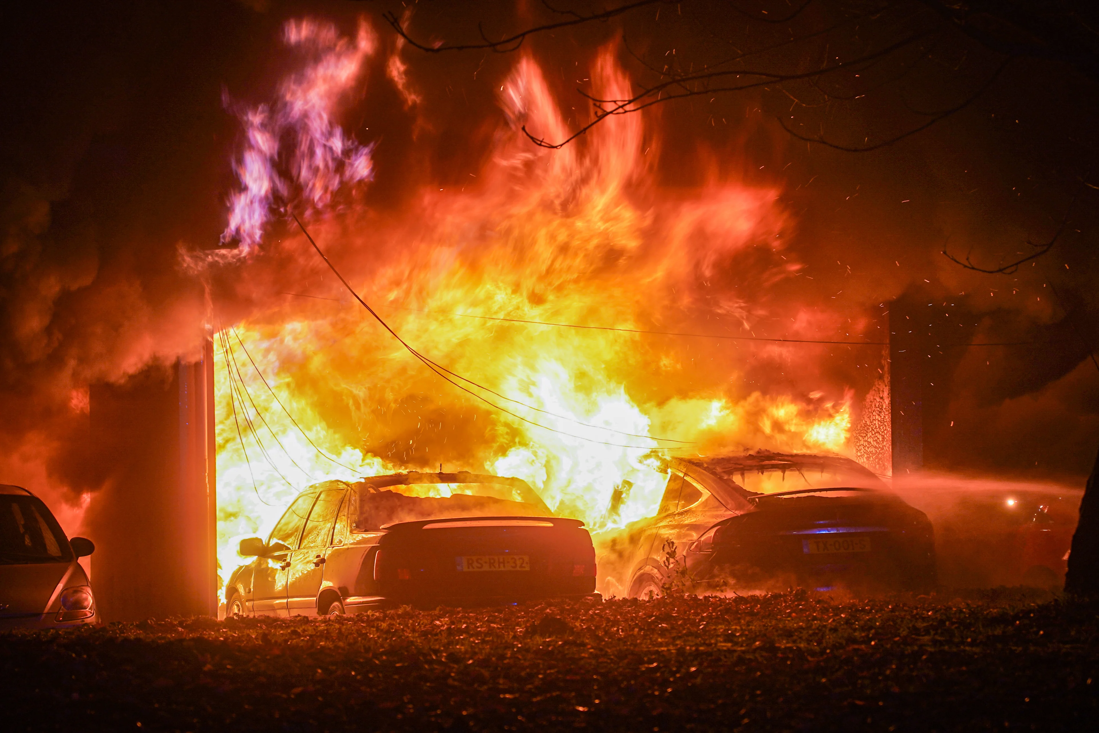 Twee appartementen onbewoonbaar na autobrand in Assen