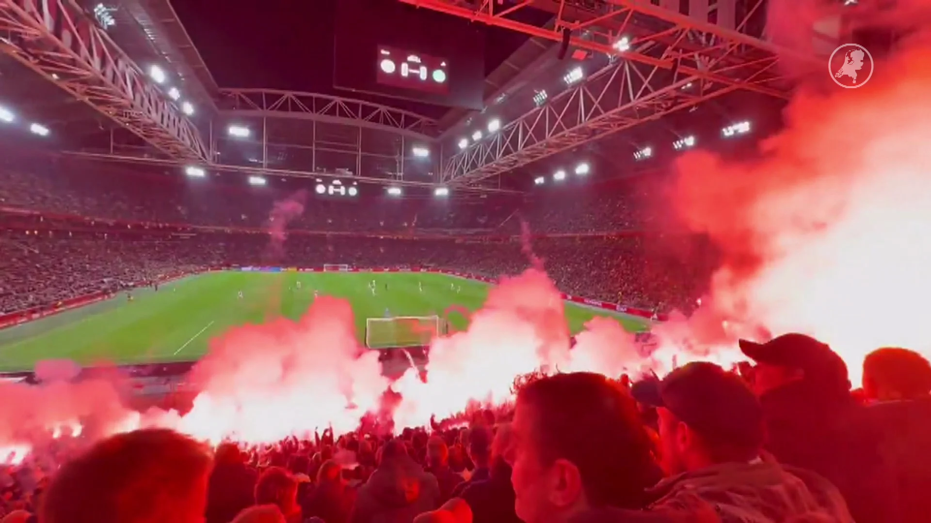 ZIEN: Ajax-supporters forceren nooduitgang en komen met vuurwerk binnen
