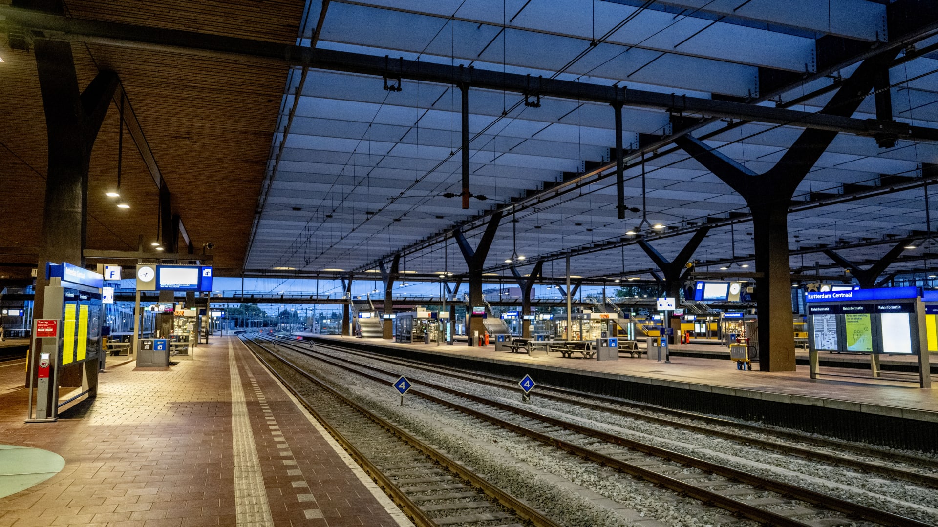 Vrijwel geen treinen in westen van het land door staking NS-personeel