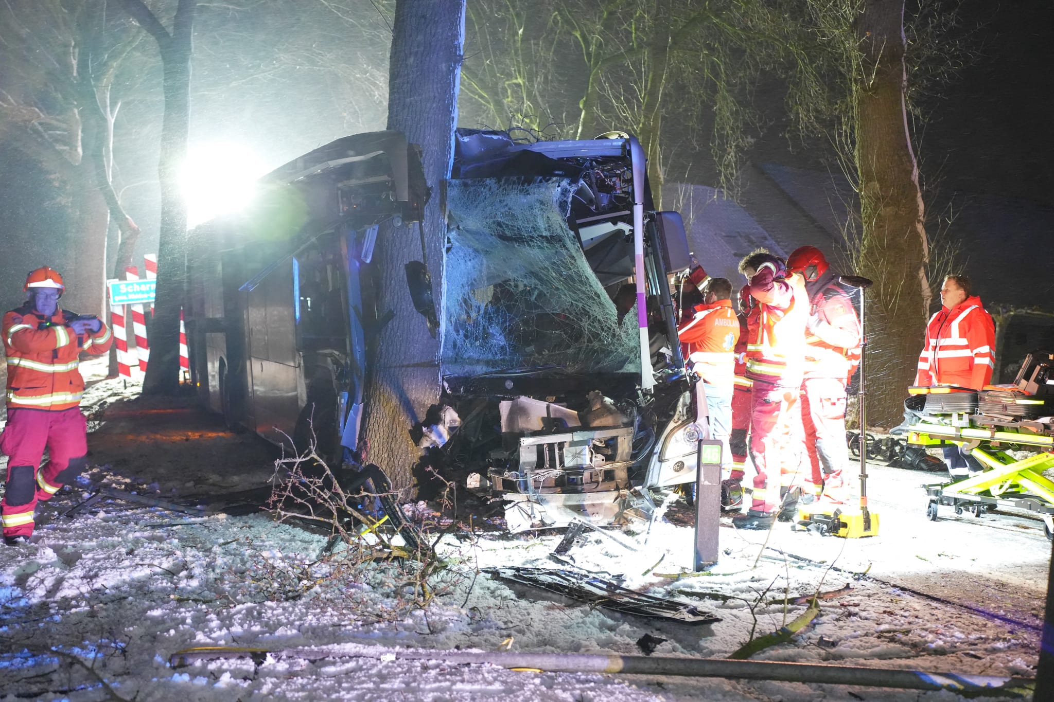 Lijnbus glijdt door gladheid tegen boom in Scharmer, chauffeur anderhalf uur bekneld