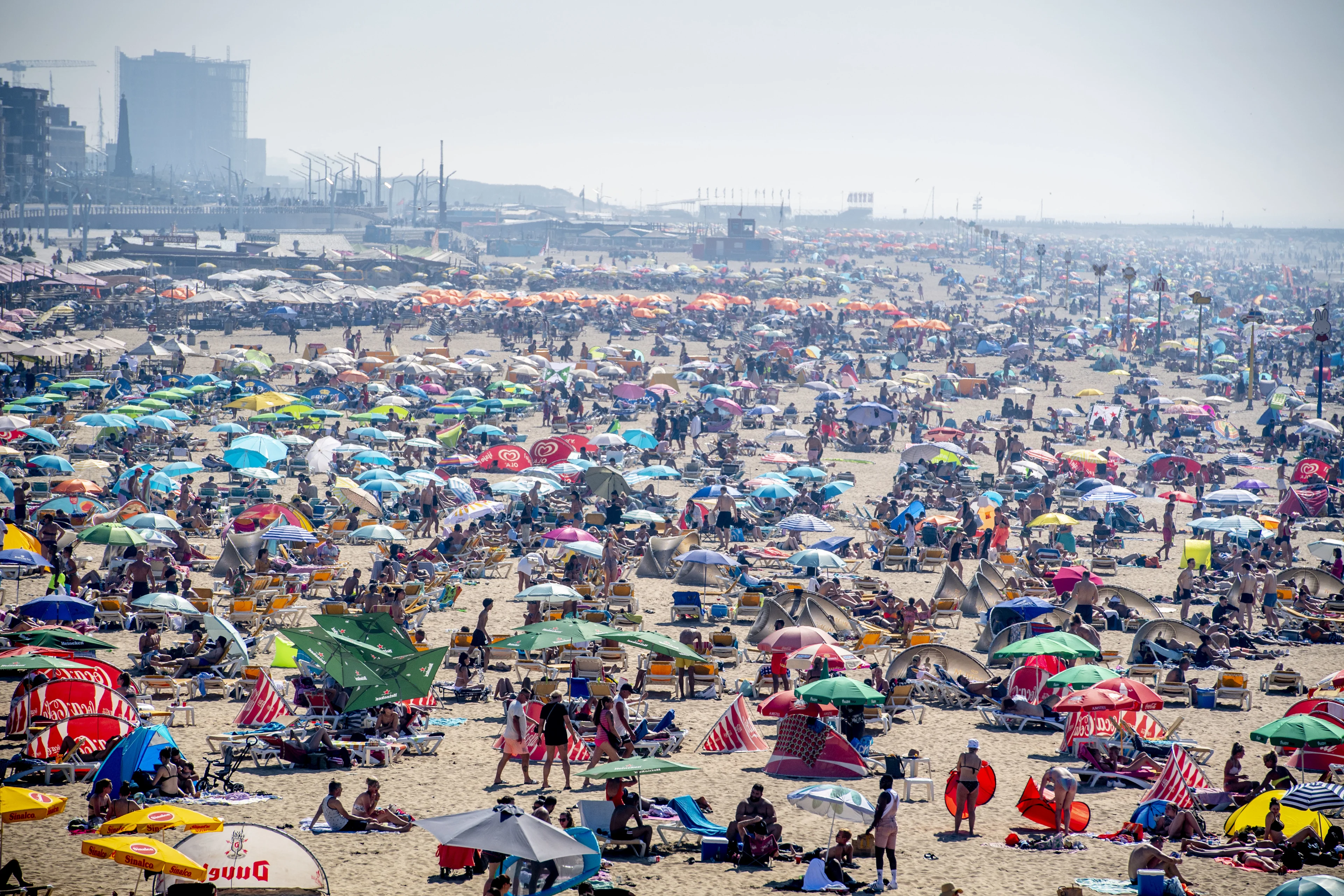 Stranden overvol: 'Kom niet naar Zandvoort, Bloemendaal, Noordwijk, Scheveningen'