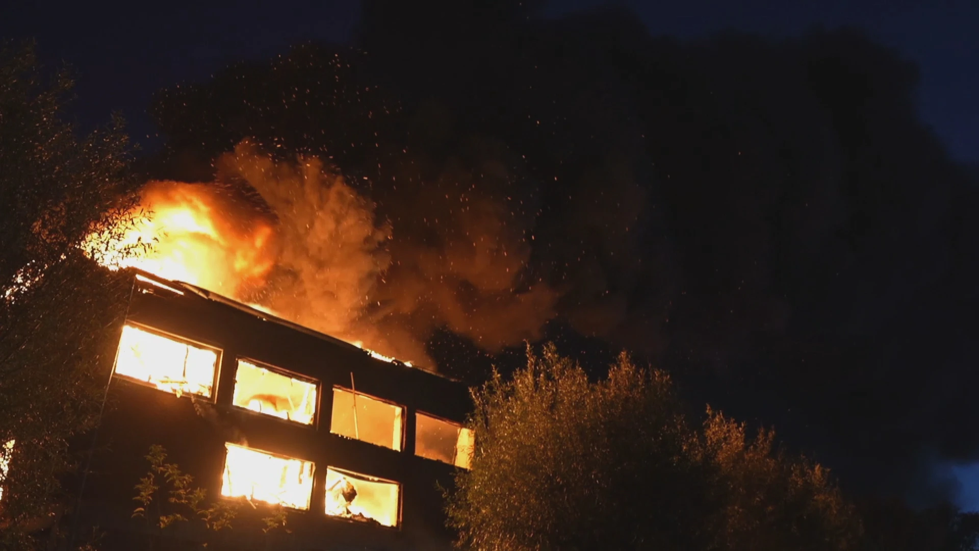 Roetregen na grote brand in Middelharnis: waarschuwing voor bewoners