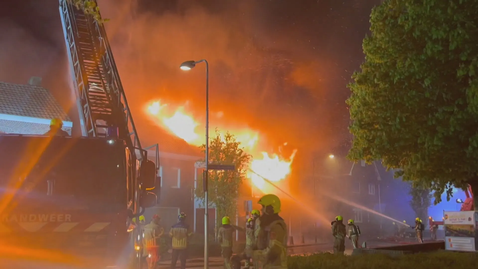 Uitslaande brand in kringloop Sevenum, pand deels ingestort