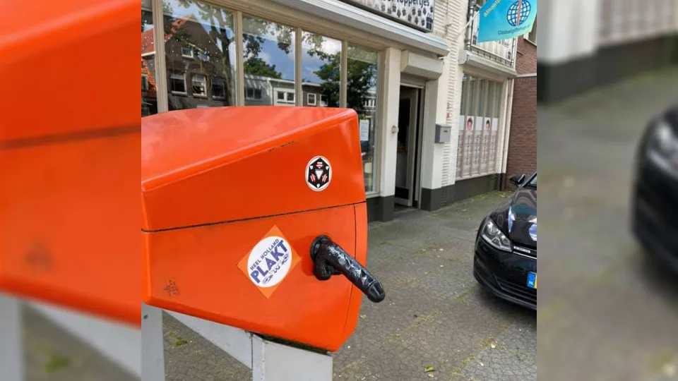 Na 2 jaar lijkt mysterieuze dildoplakker terug: weer dildo's op brievenbussen