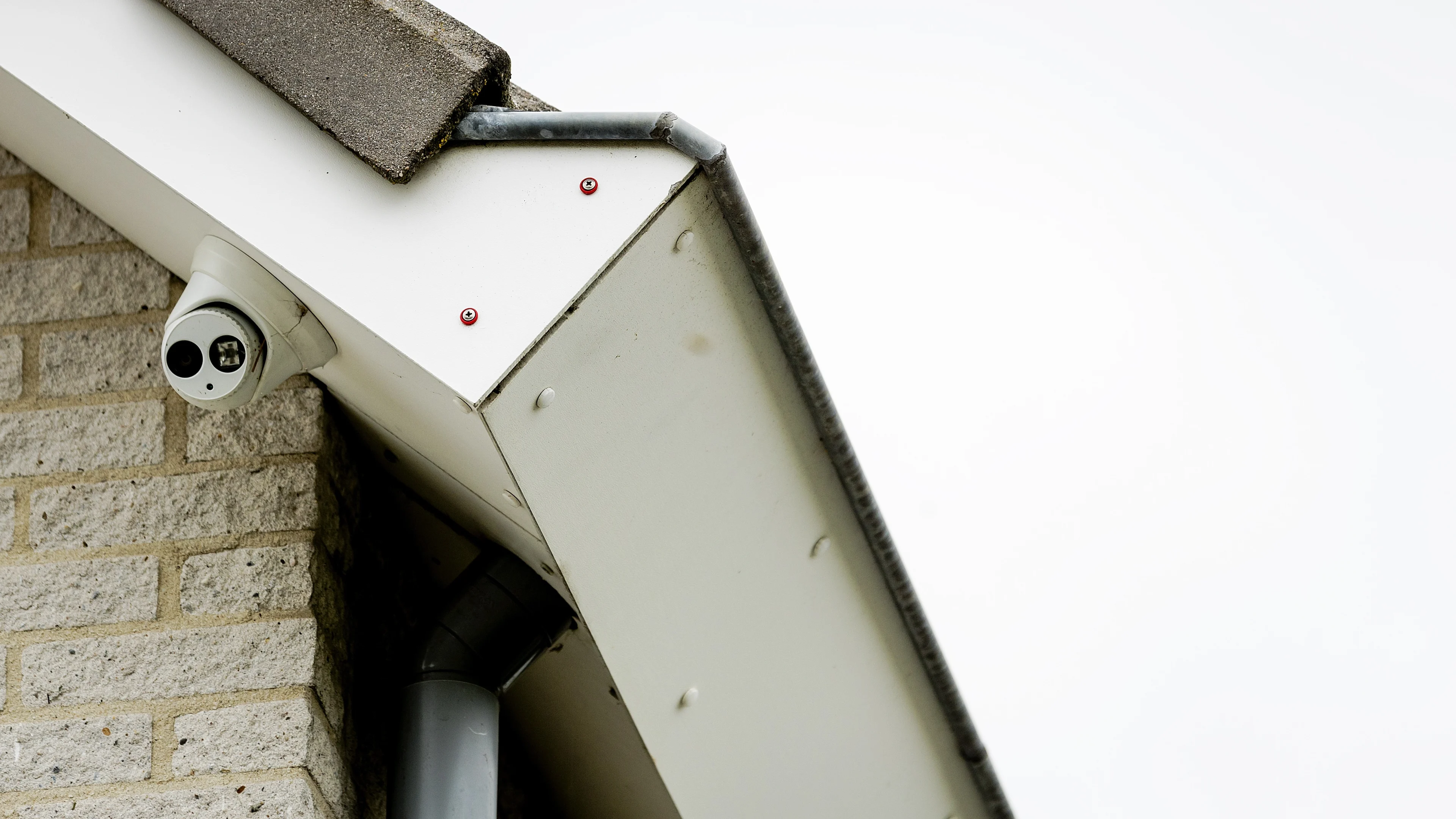 Lochem geeft omwonenden rond azc geld voor camera's en sloten