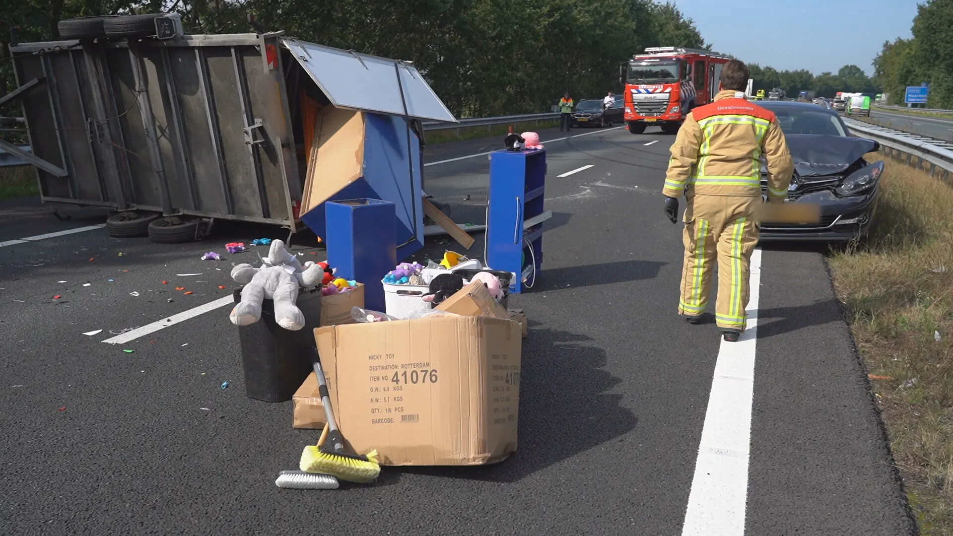 A2 bij Maarheeze bezaaid met knuffelberen door gekantelde aanhanger