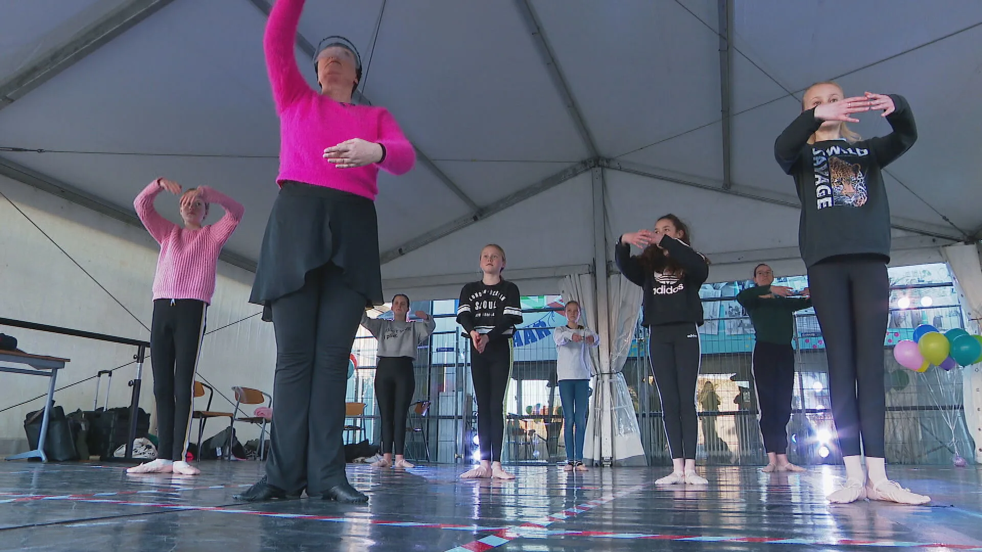 Dansschool verhuist complete balletvloer naar buiten: 'We zijn superblij'