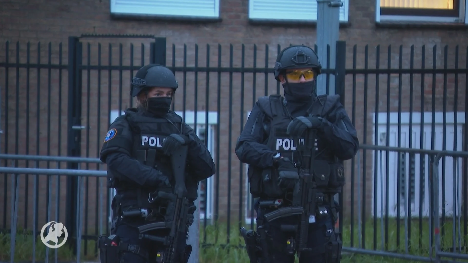 VIDEO: Zwaarbewapende politieagenten houden de boel in de gaten bij het Marengo-proces