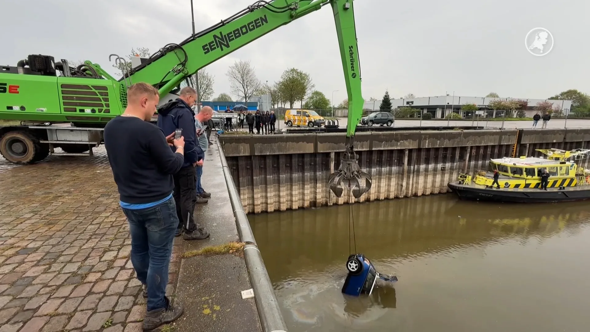 Auto belandt in water bij Loshaven in Zutphen