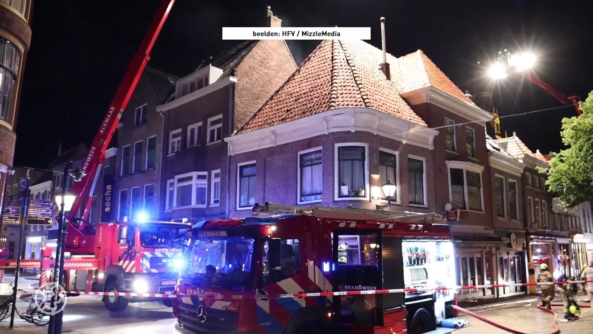 Brand verwoest twee woningen in centrum Alkmaar