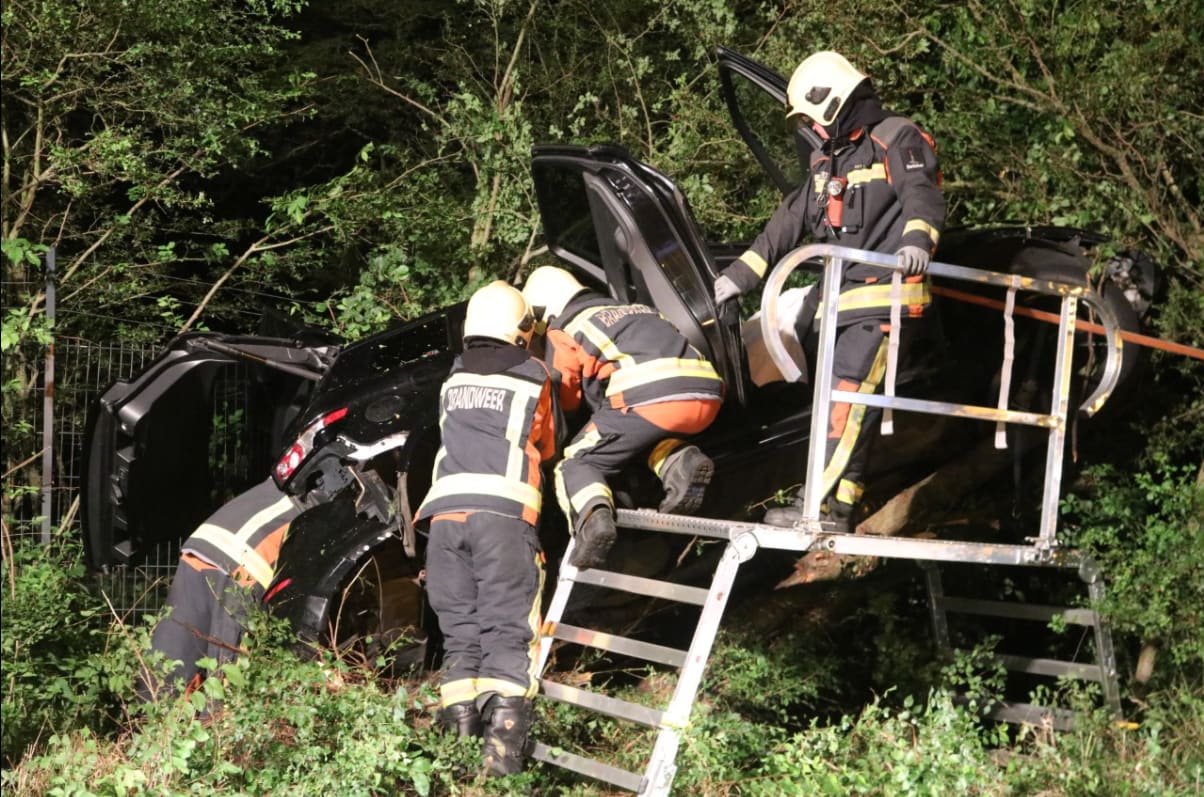Dronken automobiliste vliegt uit de bocht en parkeert auto tegen boom
