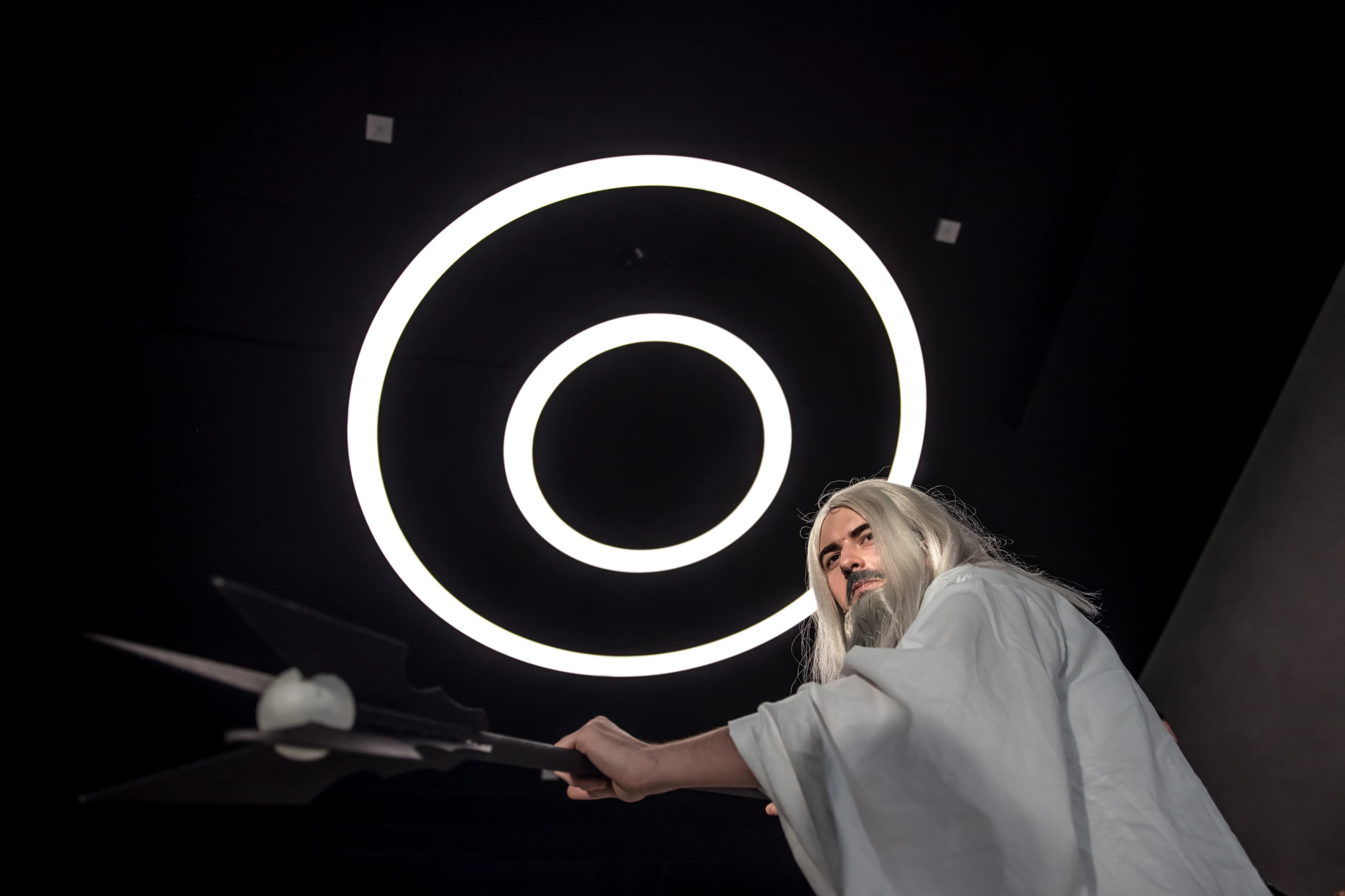 Dronken cosplayer met zwaard en dolken uit trein gehaald