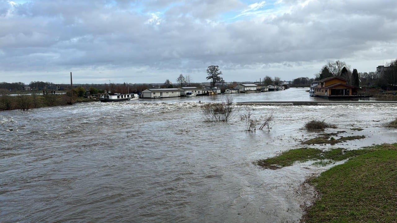 Dijk in Maastricht deels weggespoeld, woonboten in problemen en worden ontruimd