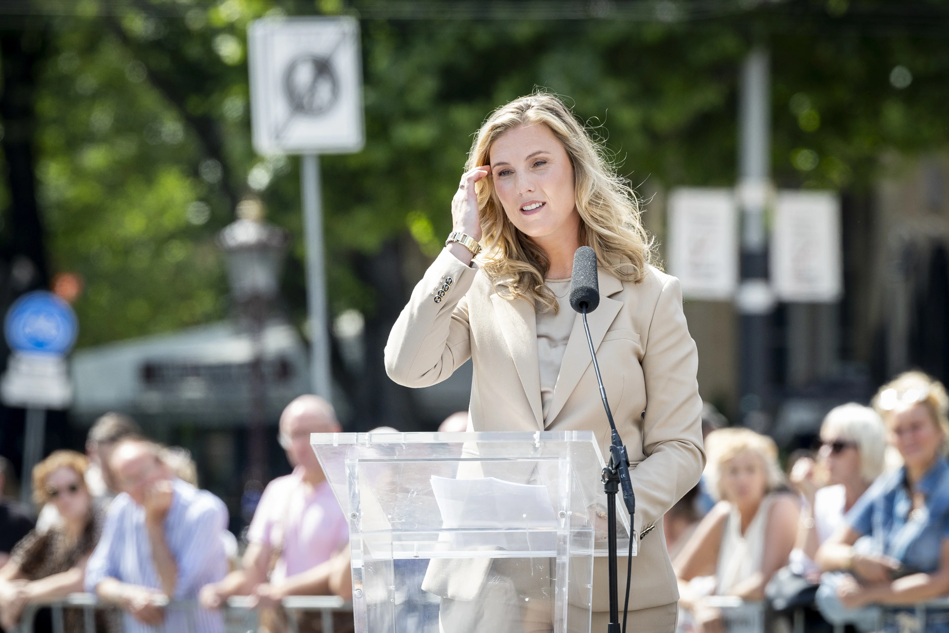 Monument voor Peter R. de Vries onthuld op Leidseplein