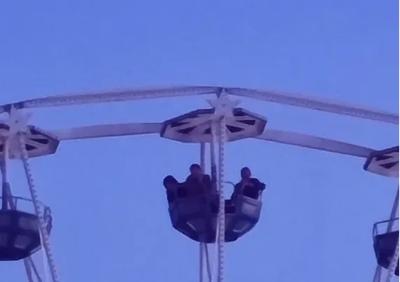 Vergeten in het reuzenrad: jongeren roepen van grote hoogte om hulp