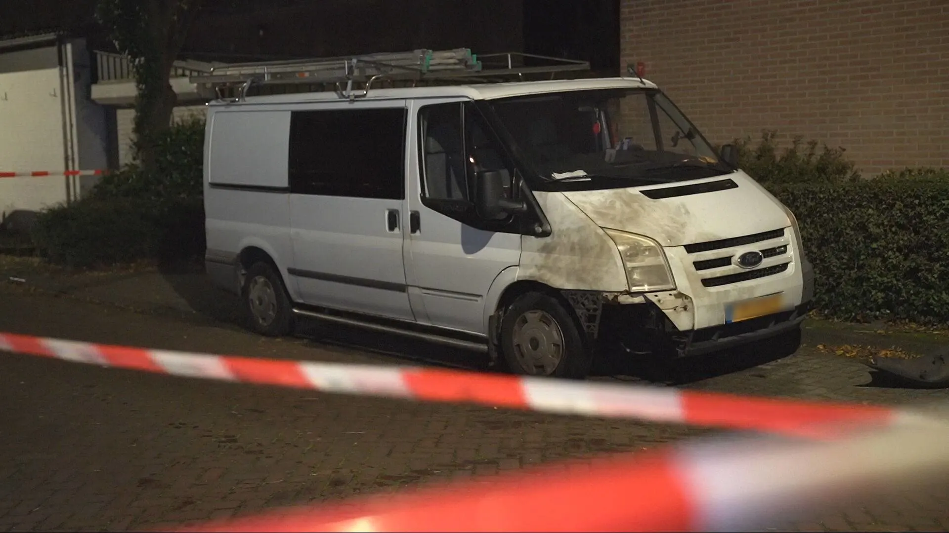 Man (19) opgepakt na explosie bij bus van dakdekker in Den Bosch