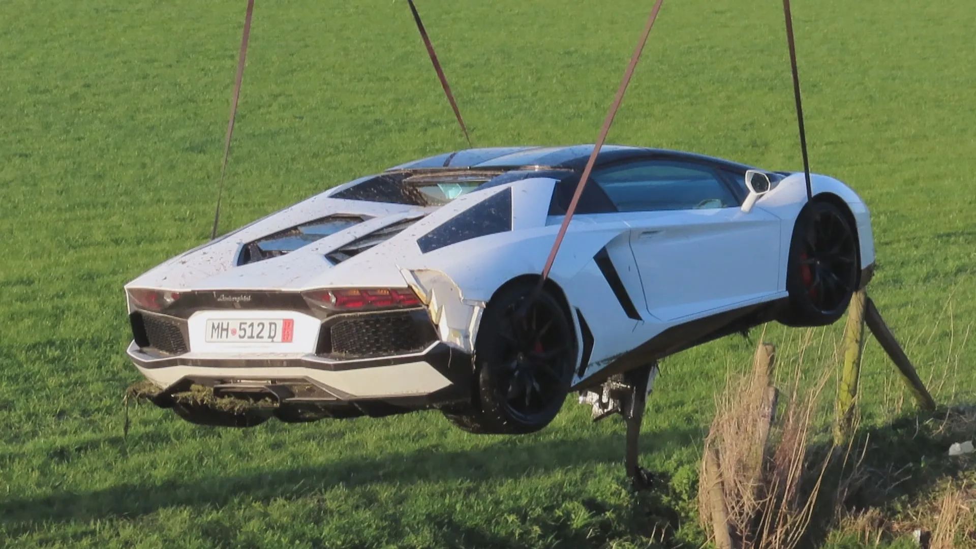 Bestuurder van geleende trouwstoet-Lamborghini meldt zich alsnog bij politie