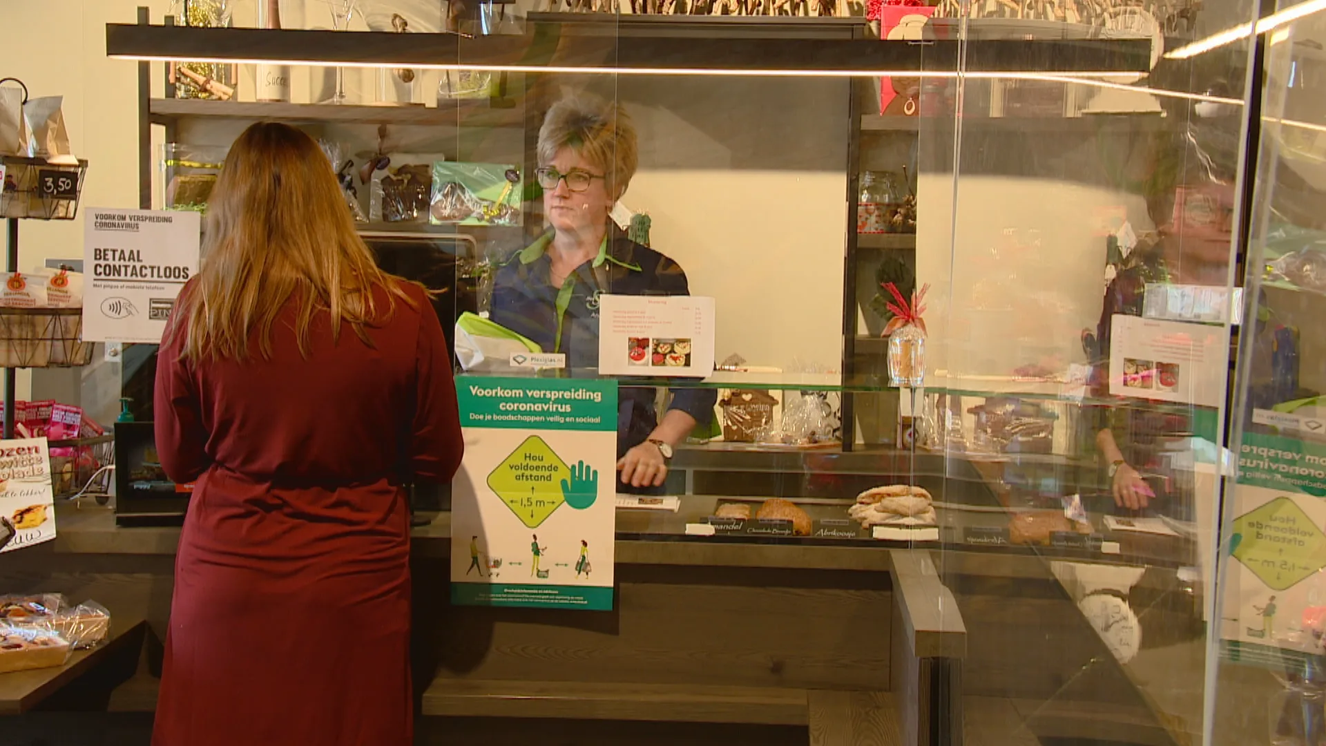 Bedrijven die plexiglas maken draaien overuren, schermen niet aan te slepen