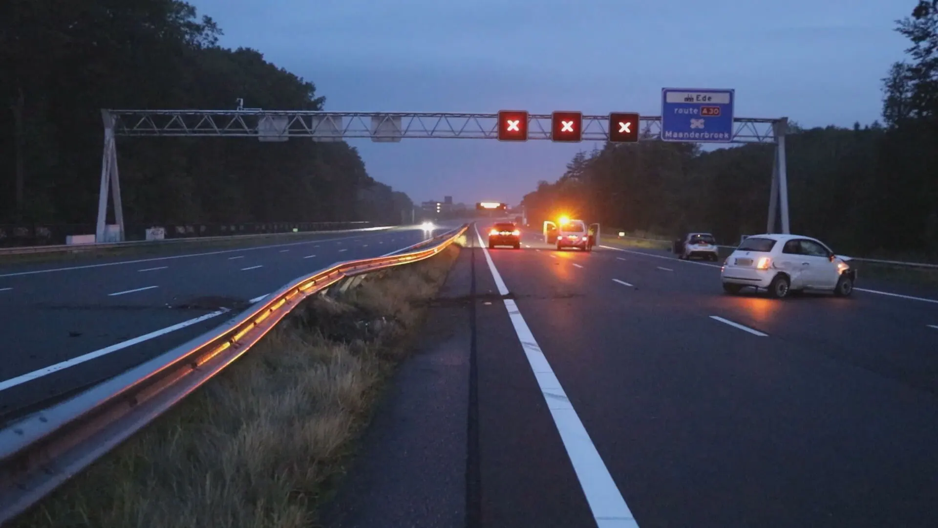 Tweetal stapt uit auto op snelweg A12 en wordt geschept: dode en zwaargewonde
