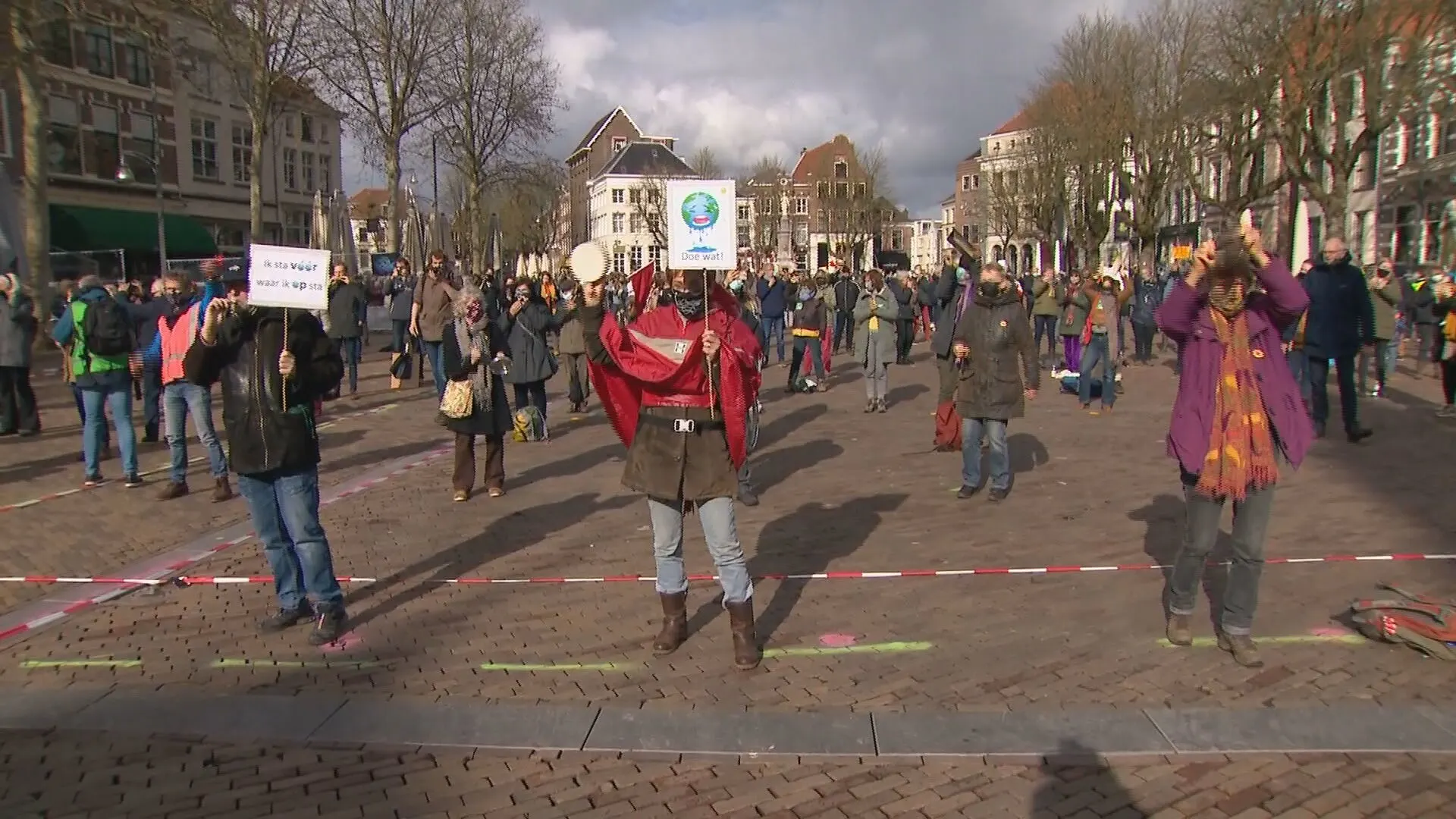 Demonstranten laten 'Klimaatalarm' afgaan: 'Laat de politiek mijn generatie in de steek?'