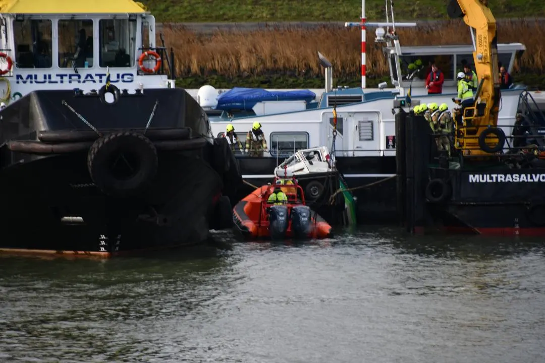 Eén persoon overleden nadat busje van weg op schip belandt in Terneuzen