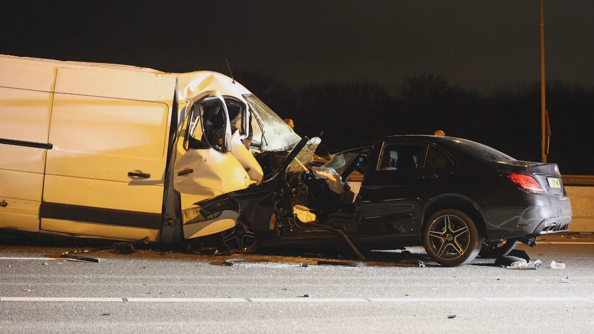 Spookrijder (32) zwaargewond door frontale botsing op A9