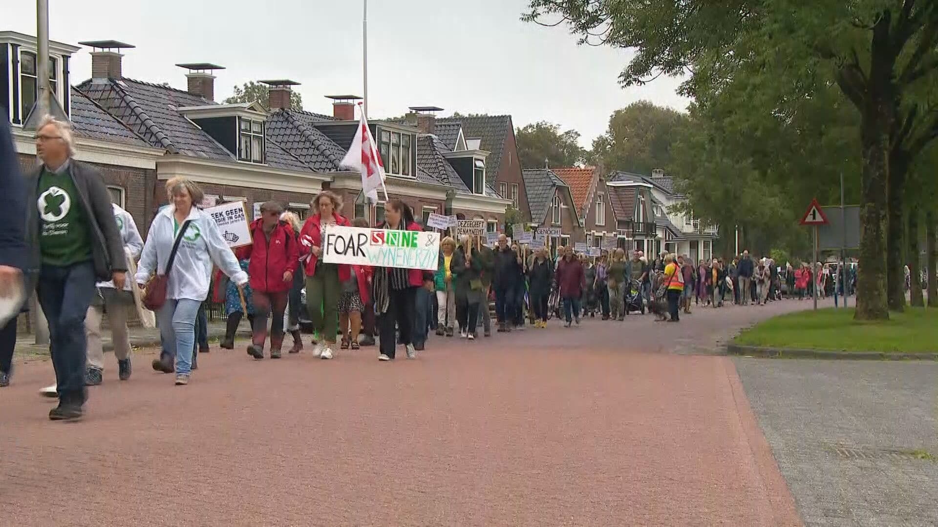 Honderden betogers in Fries dorpje Ternaard tegen gaswinning Waddenzee