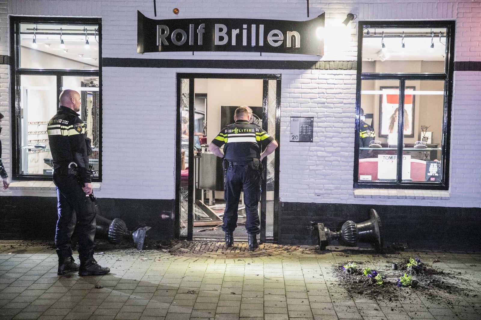 Ramkrakers overvallen brillenzaak in Elst, laten puinhoop achter