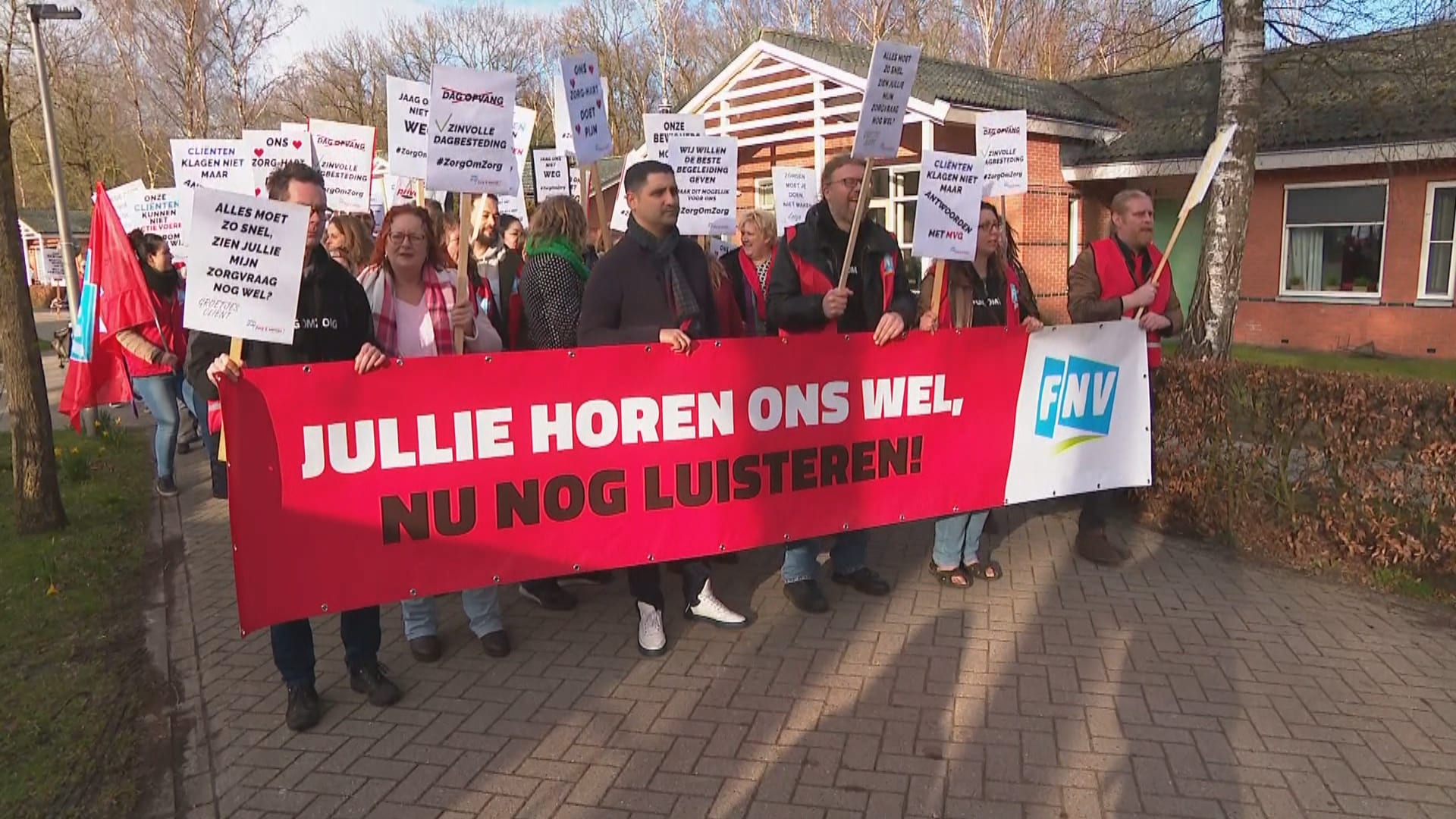 Medewerkers houden protestmars bij Baarnse zorginstelling Amerpoort