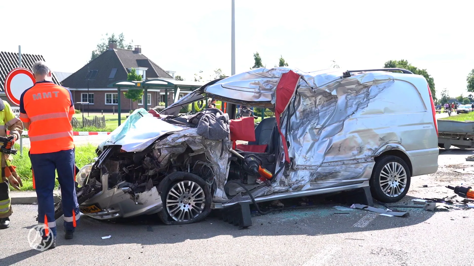Zwaargewonde in Hellouw na botsing tussen bestelbus en vrachtwagen