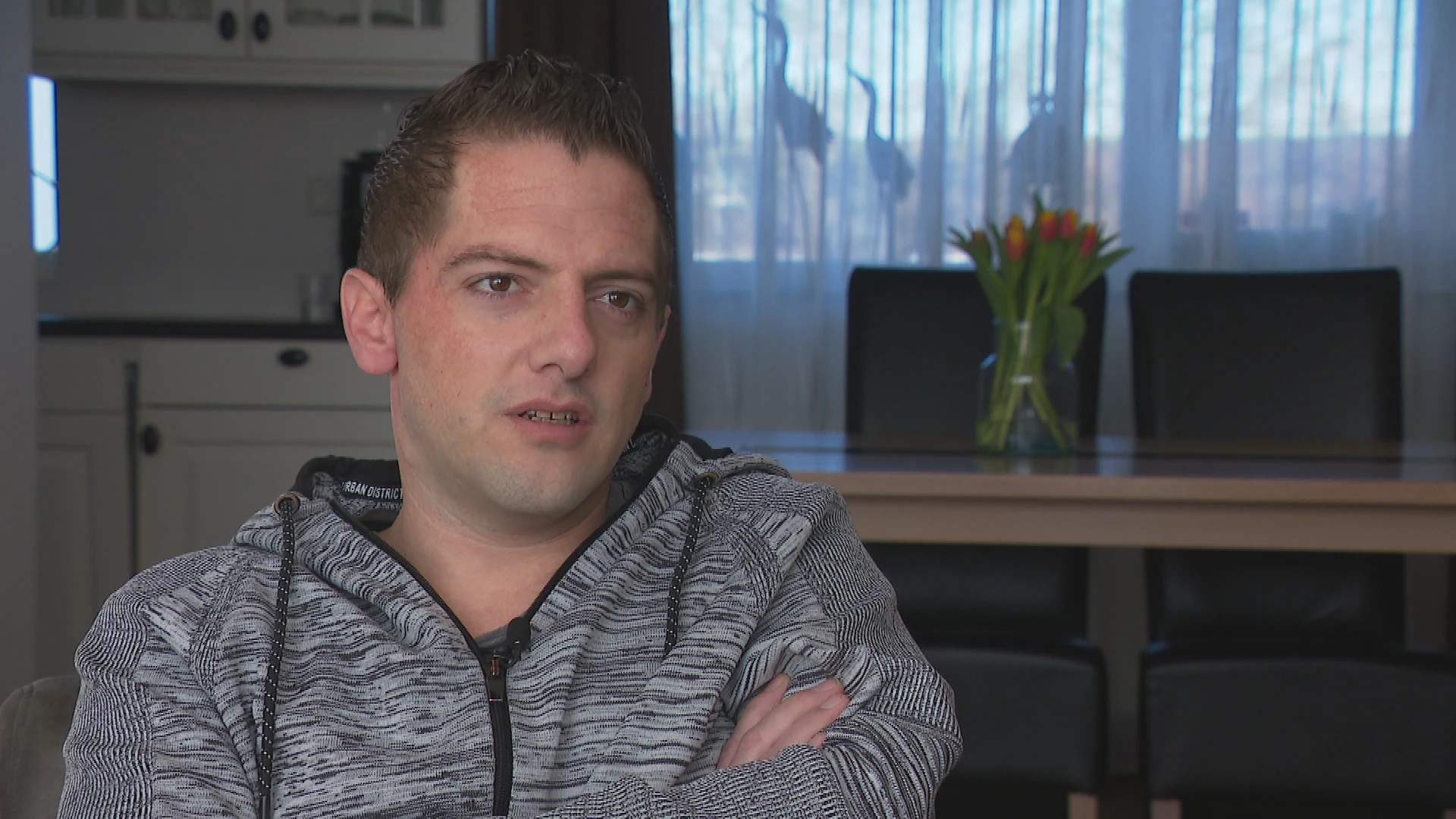 Wie stompte en wurgde baby Elise tot ze stierf? Vader doet emotionele oproep