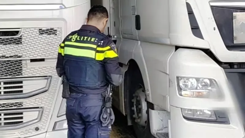 Zes verstekelingen ontdekt in vrachtwagen bij grenscontrole Vlaardingen