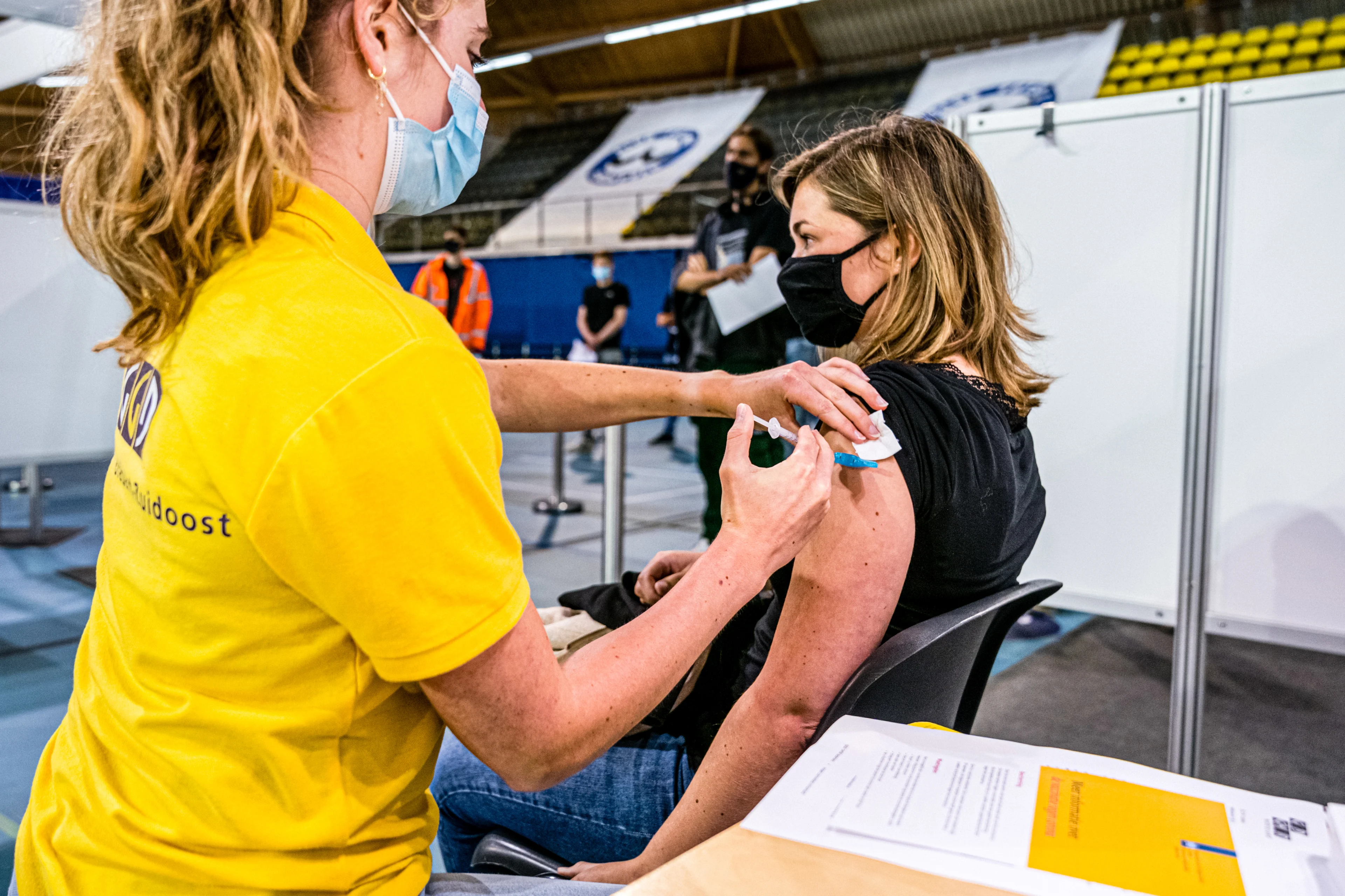 Honderden meldingen over oorsuizen na coronaprik, duizenden over duizeligheid