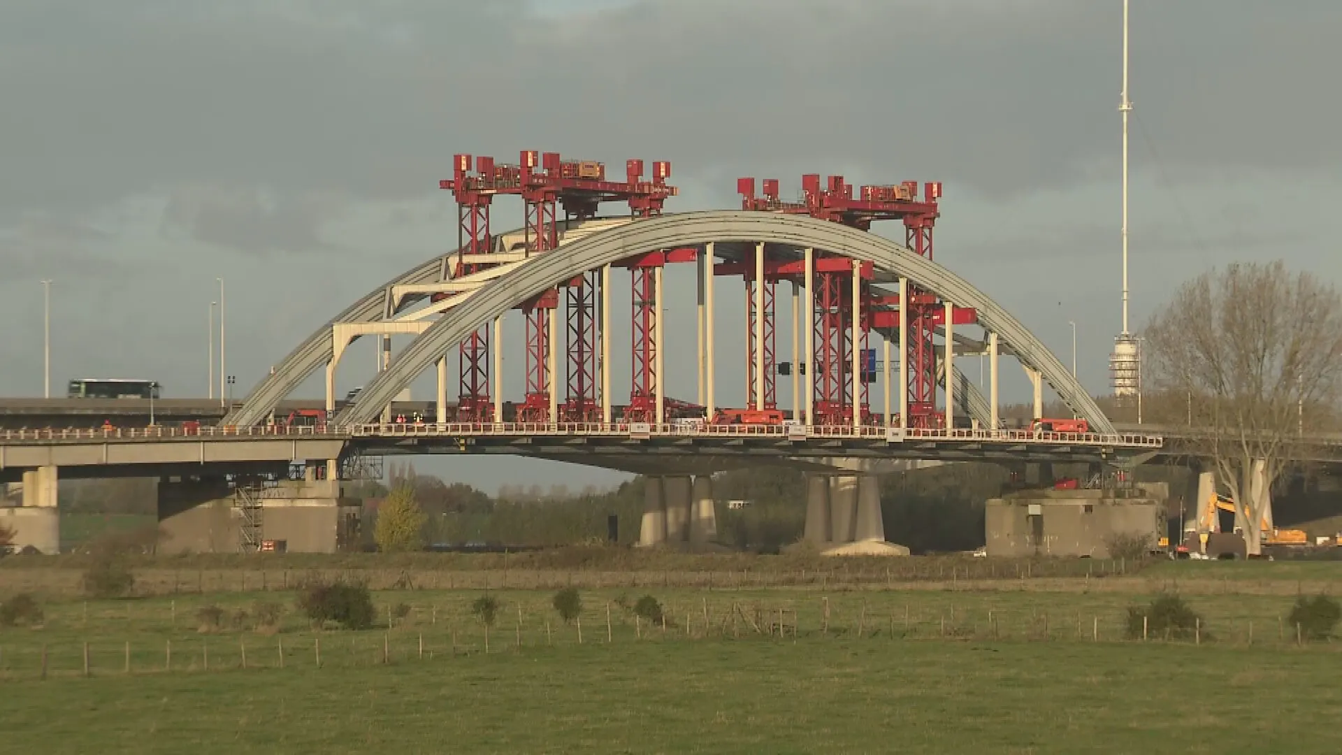 Wegslepen iconische Lekbrug bij Vianen gestaakt vanwege onveiligheid