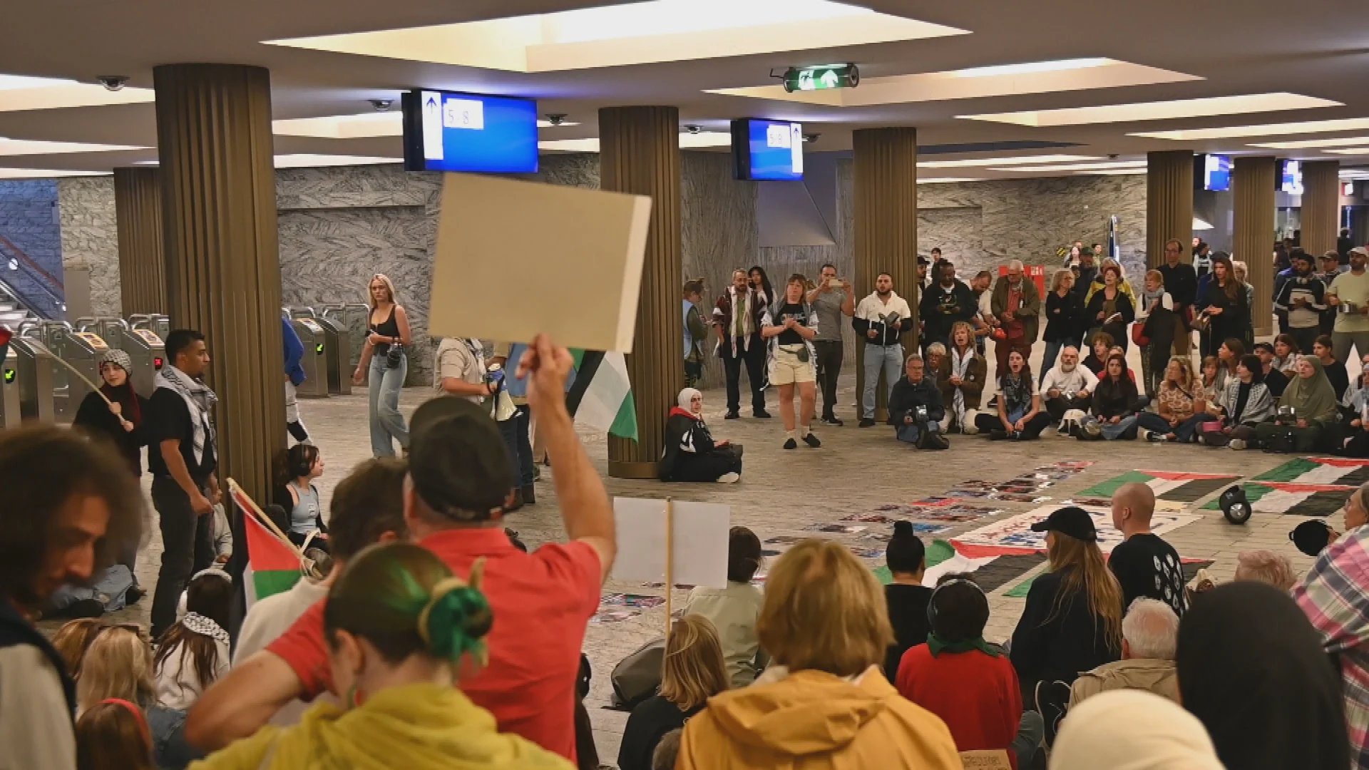 Treinstations door hele land volgestroomd met actievoerders voor Gaza