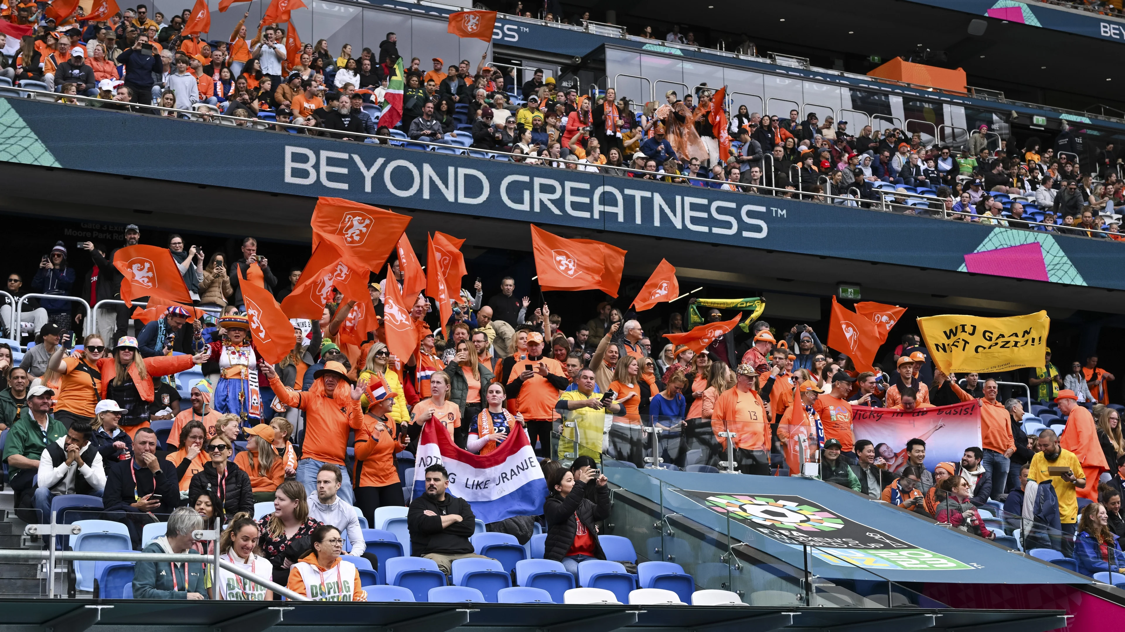 Oranjefans missen kwartfinale WK door kaartchaos FIFA: 'Waardeloos systeem'