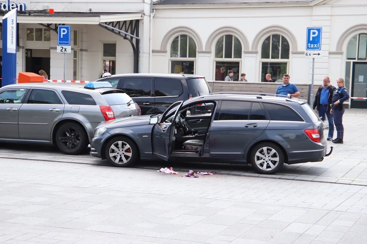 Automobilist neergestoken bij station Leeuwarden, slachtoffer 'zeker tien keer gestoken'