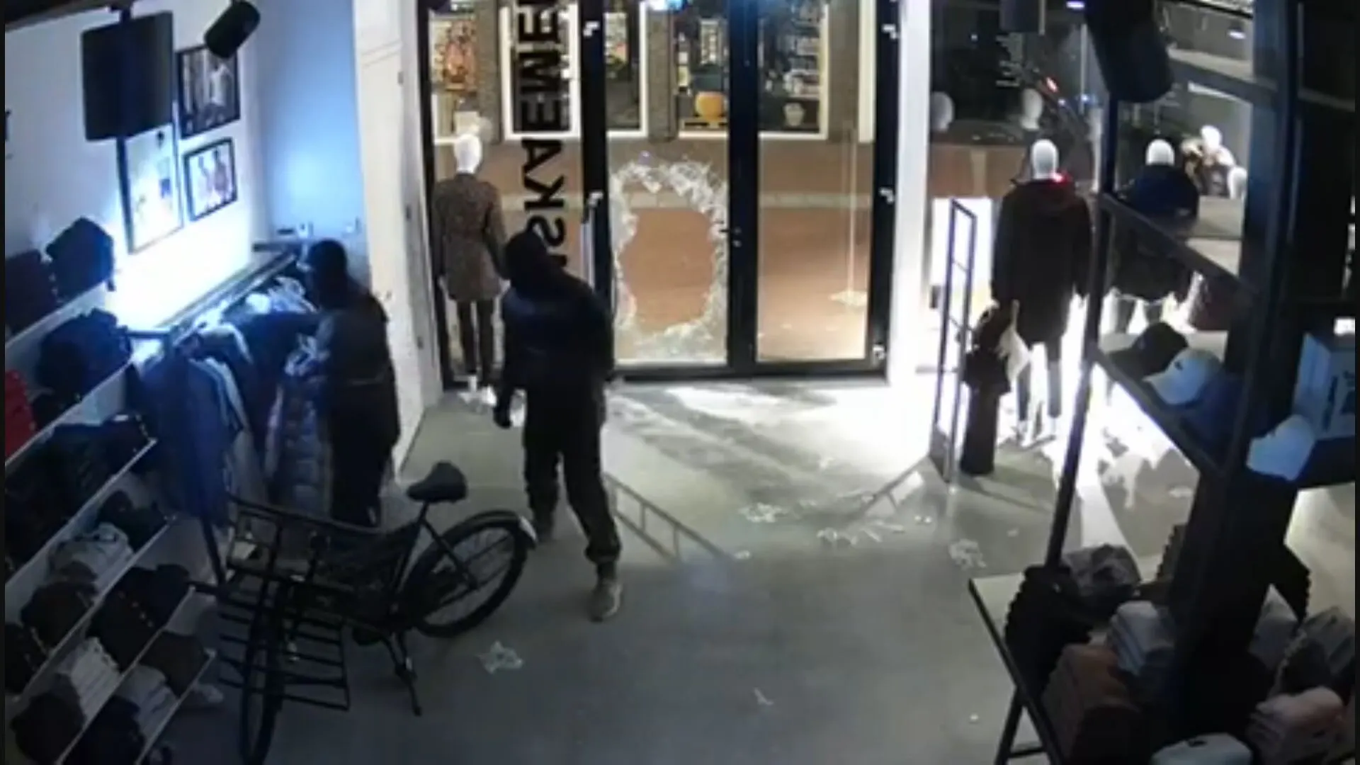 VIDEO: Ramkrakers slaan voor tweede keer in jaar tijd toe bij modezaak in Oosterhout