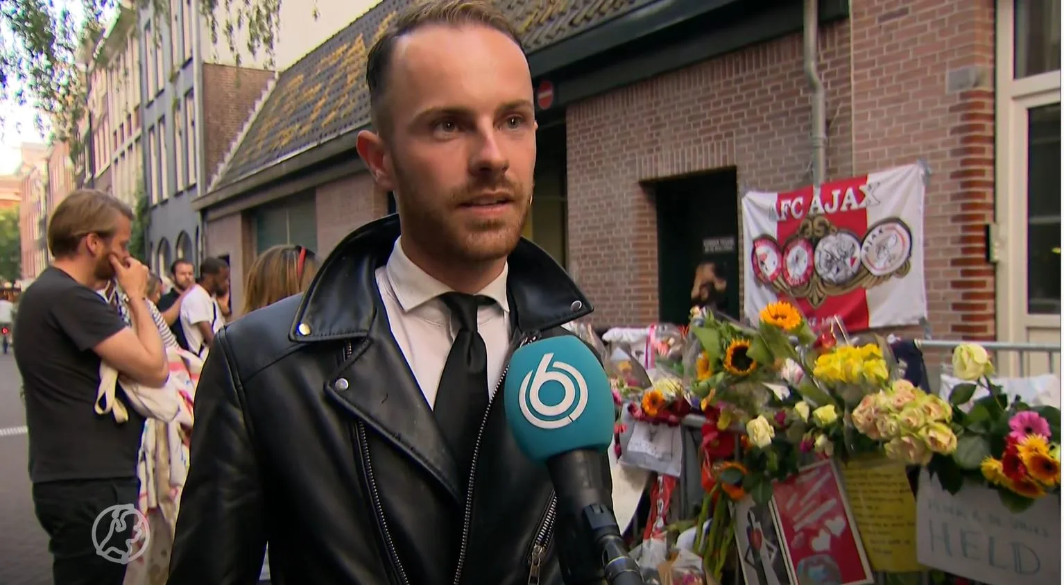 Na drukbezocht Carré ook herdenking Peter R. de Vries in Lange Leidsedwarsstraat