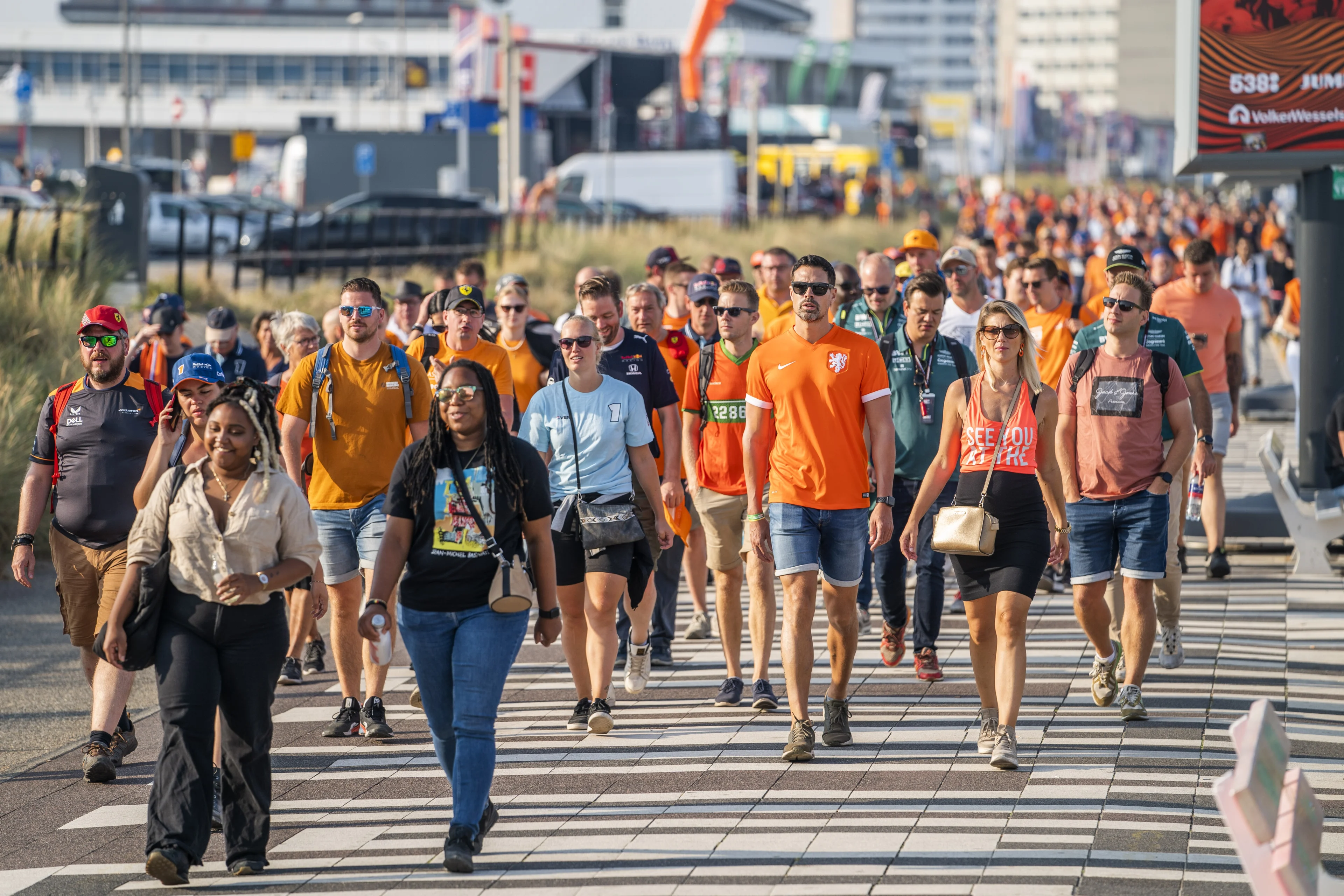 Zandvoort kleurt steeds verder oranje voor historische racedag