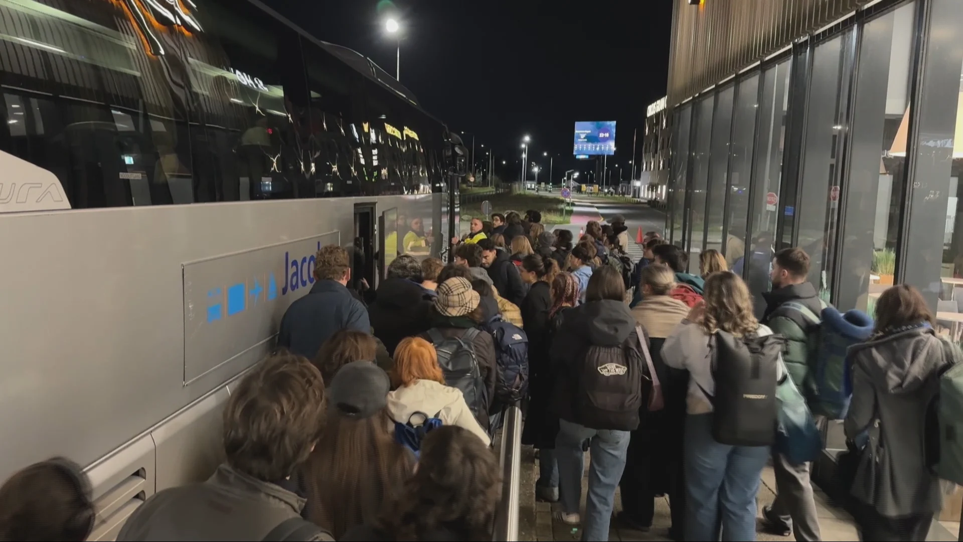 Vluchten naar België omgeleid naar Maastricht en Schiphol vanwege dronemeldingen