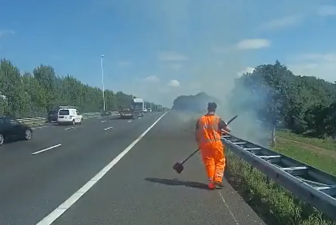 Autoberger weet bermbrand te stoppen met een schep: 'Held van de weg'