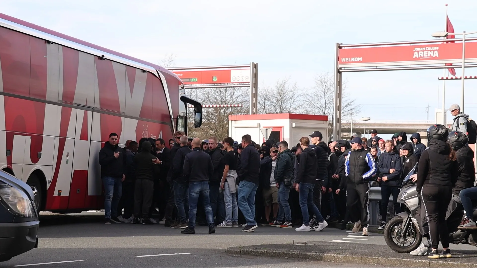 Ajax-supportersclubs roepen op tot protest tegen politieacties