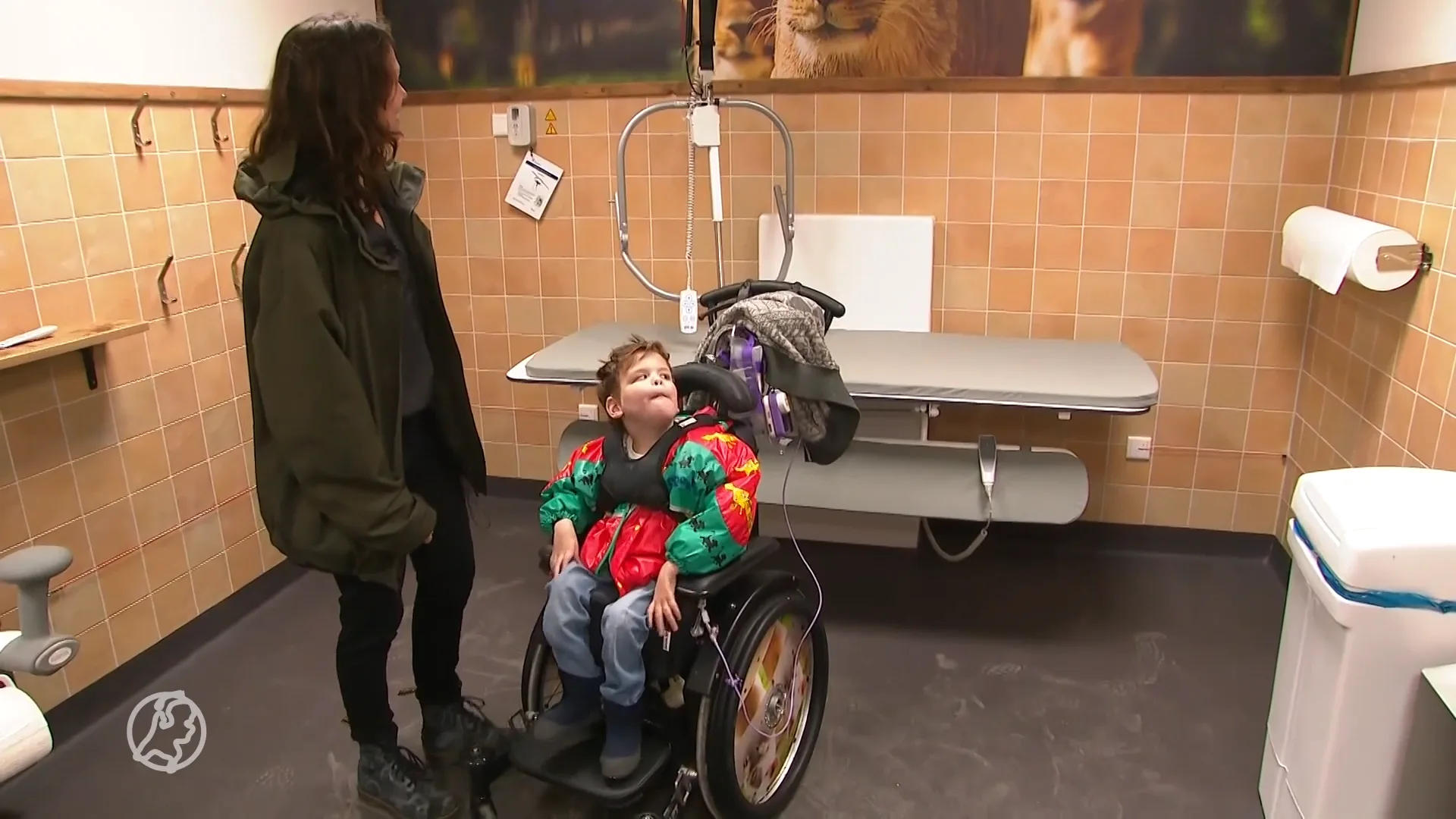 Eerste liggende toilet voor zwaar gehandicapten geopend: 'Nu kunnen we eindelijk dagje uit'