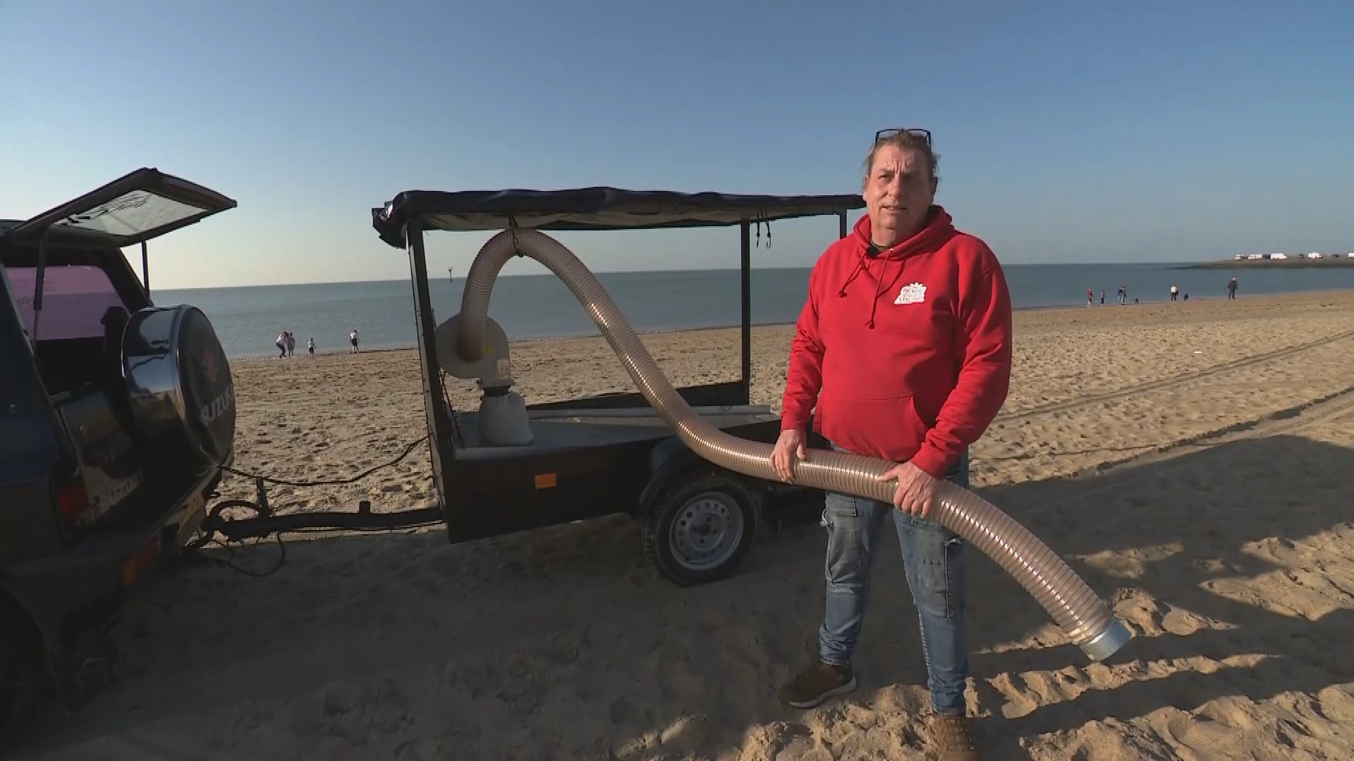 Eriks speciale stofzuiger moet stranden redden van plastic