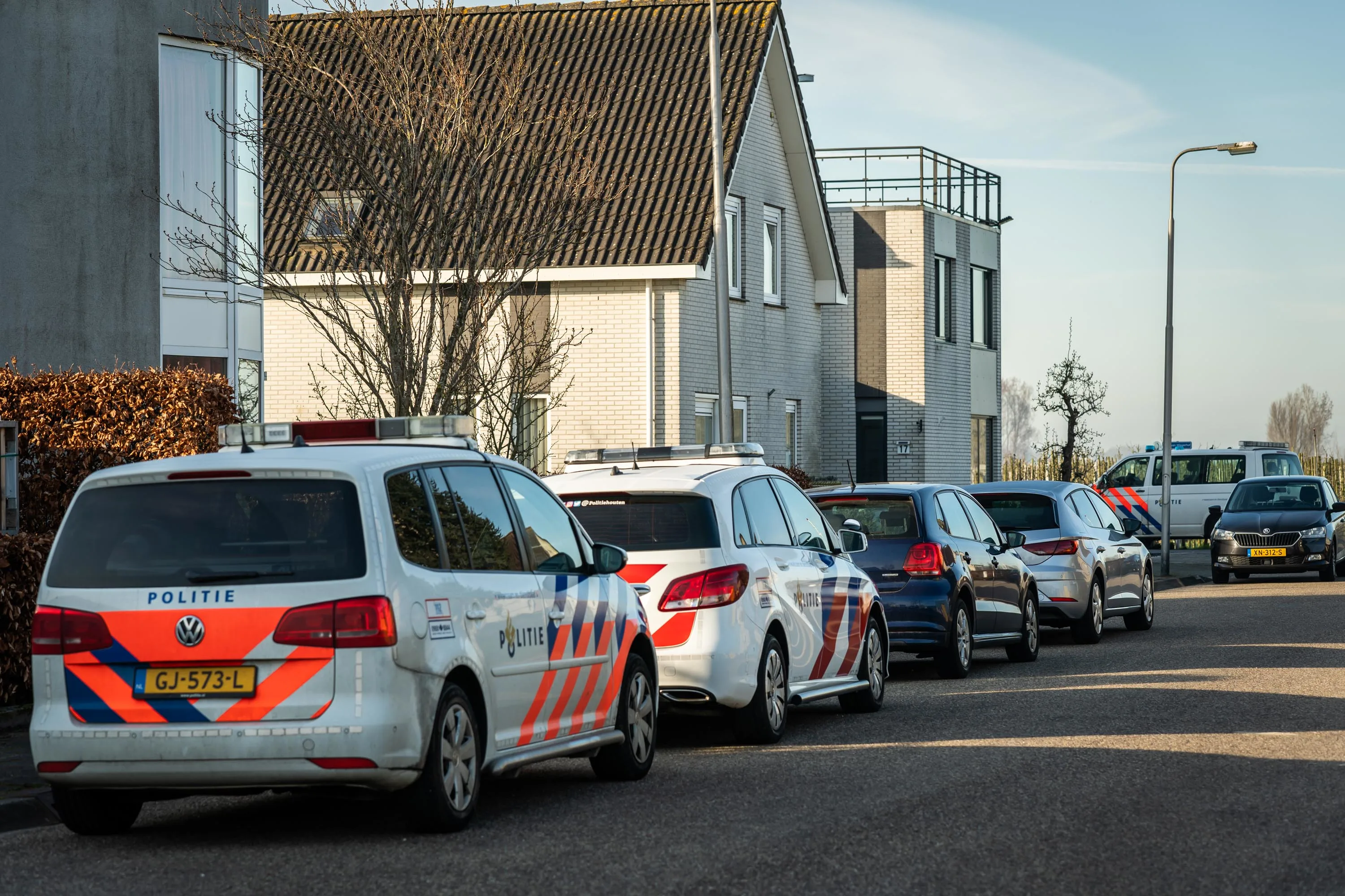 Sportauto's en boten in beslag genomen bij politie-invallen in Montfoort en Ameide
