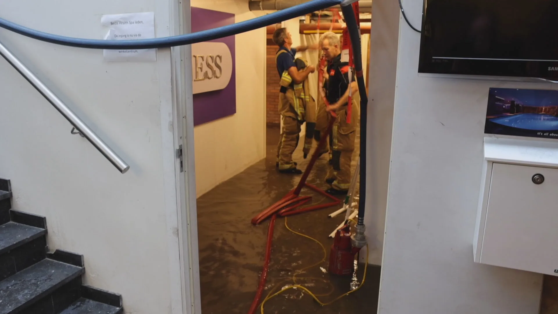 Haags winkelcentrum onder water door plotselinge plensbui: 'In tien minuten!'