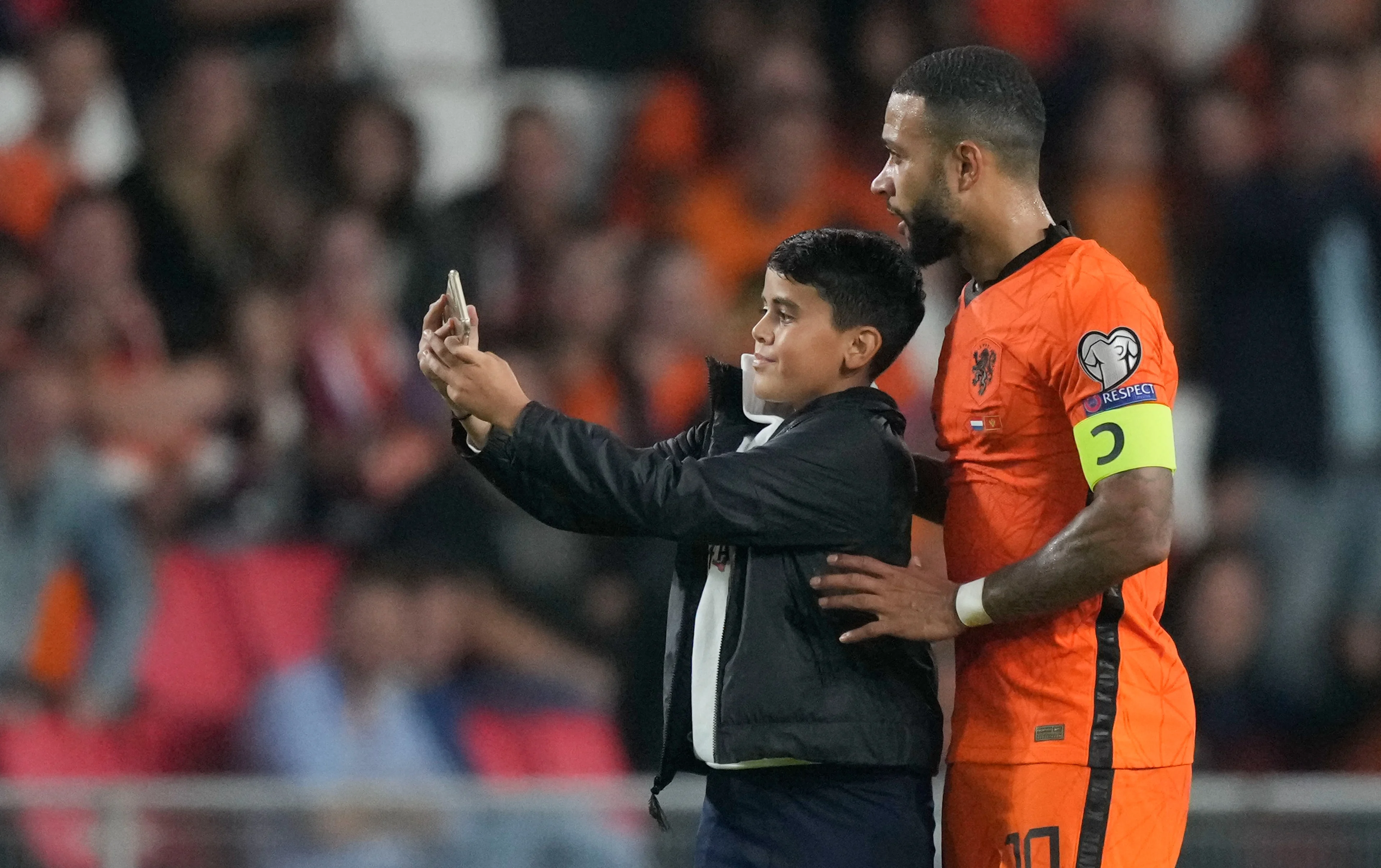 Selfie met Depay tijdens wedstrijd Oranje levert Amin (13) stadionverbod en boete op